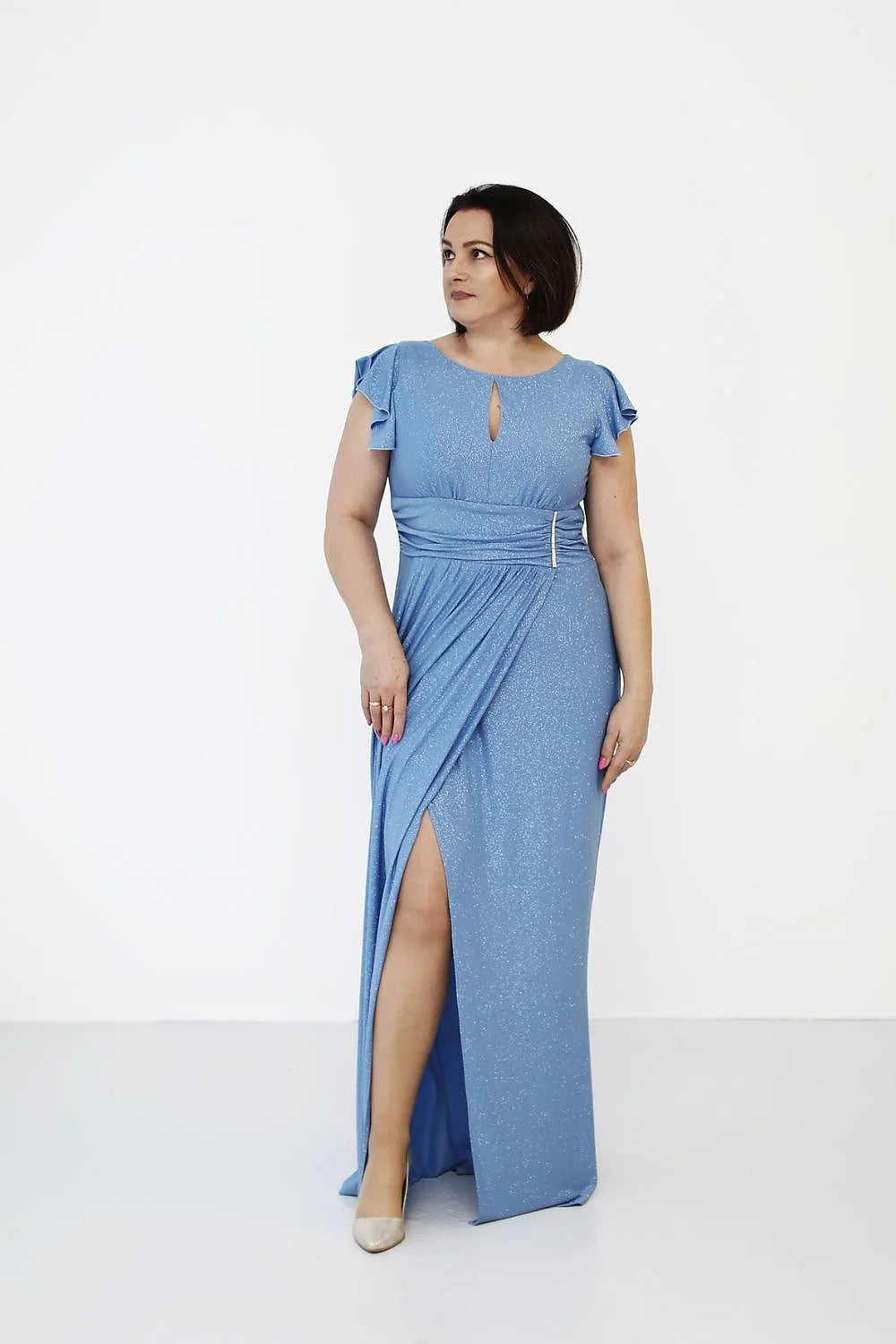 robe longue soirée bleu ciel pailletée manches volantées taille ajustable ceinture drapée boucle argentée fente haute décolleté V silhouette ajustée