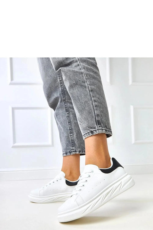 baskets femme blanches lacets sneaker urbaine semelle plateforme épaisse bout rond cuir synthétique écologique col arrière noir perforations latérales crantée