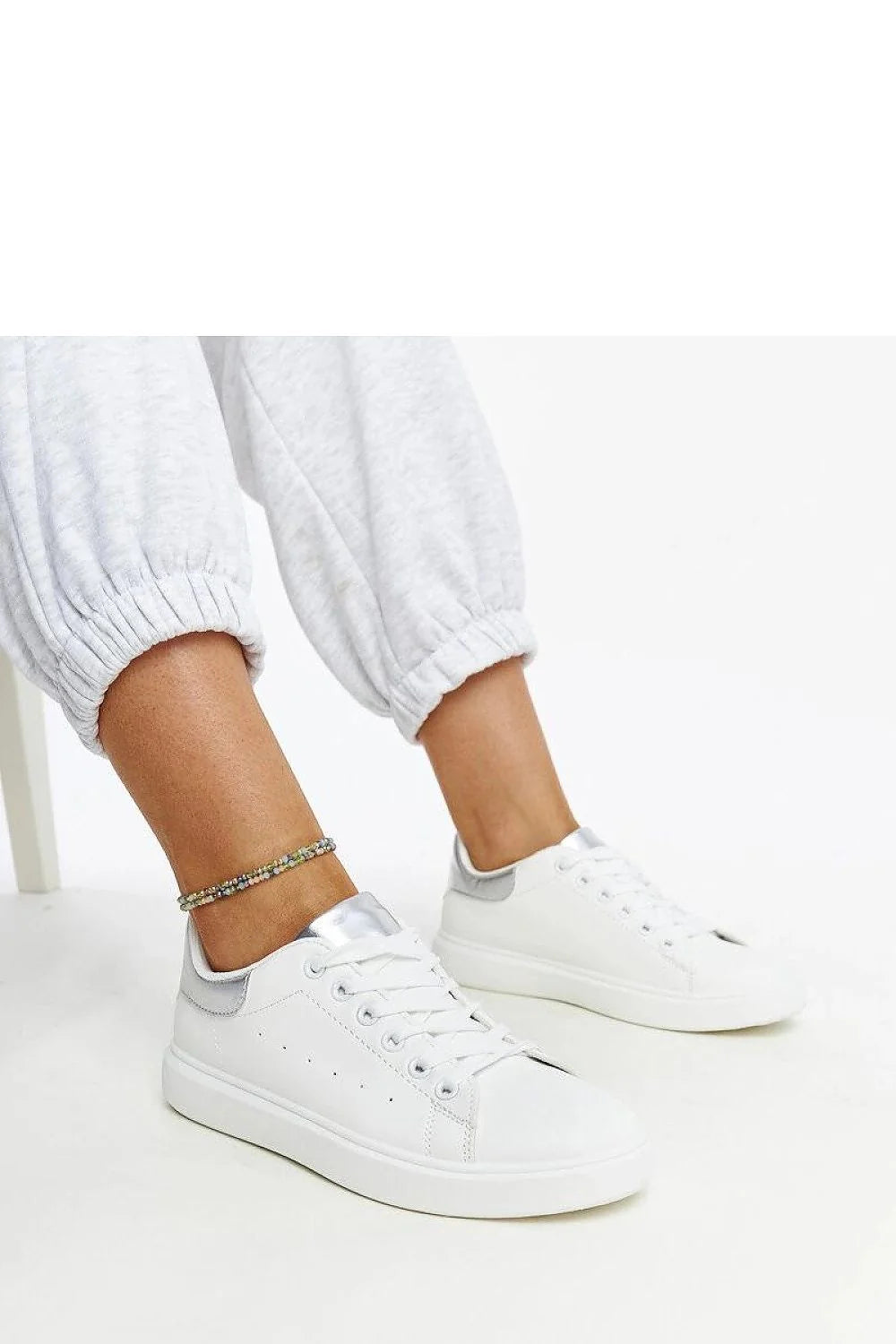 Baskets pour femmes modernes style sneakers blanc argenté cuir écologique semelle caoutchouc blanche taille ajustable