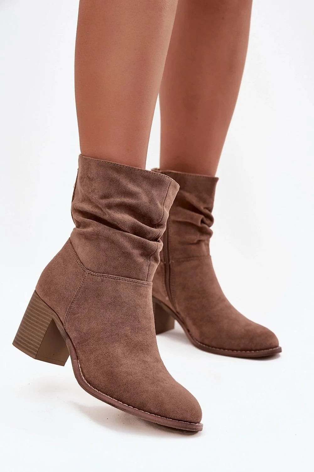bottines femme suédine écologique taupe froncée talon colonne stable moyen confortable fermeture éclair latérale pendentif décoratif semelle antidérapante maintien