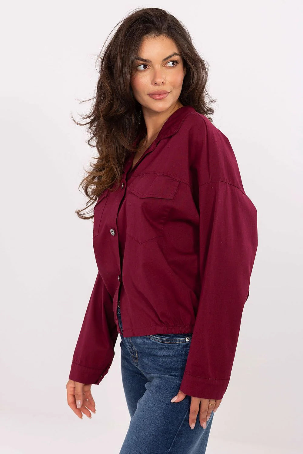 veste chemise overshirt shacket bordeaux profond coupe boxy cropped col chemise boutons métal poches rabat coton twill élasthanne