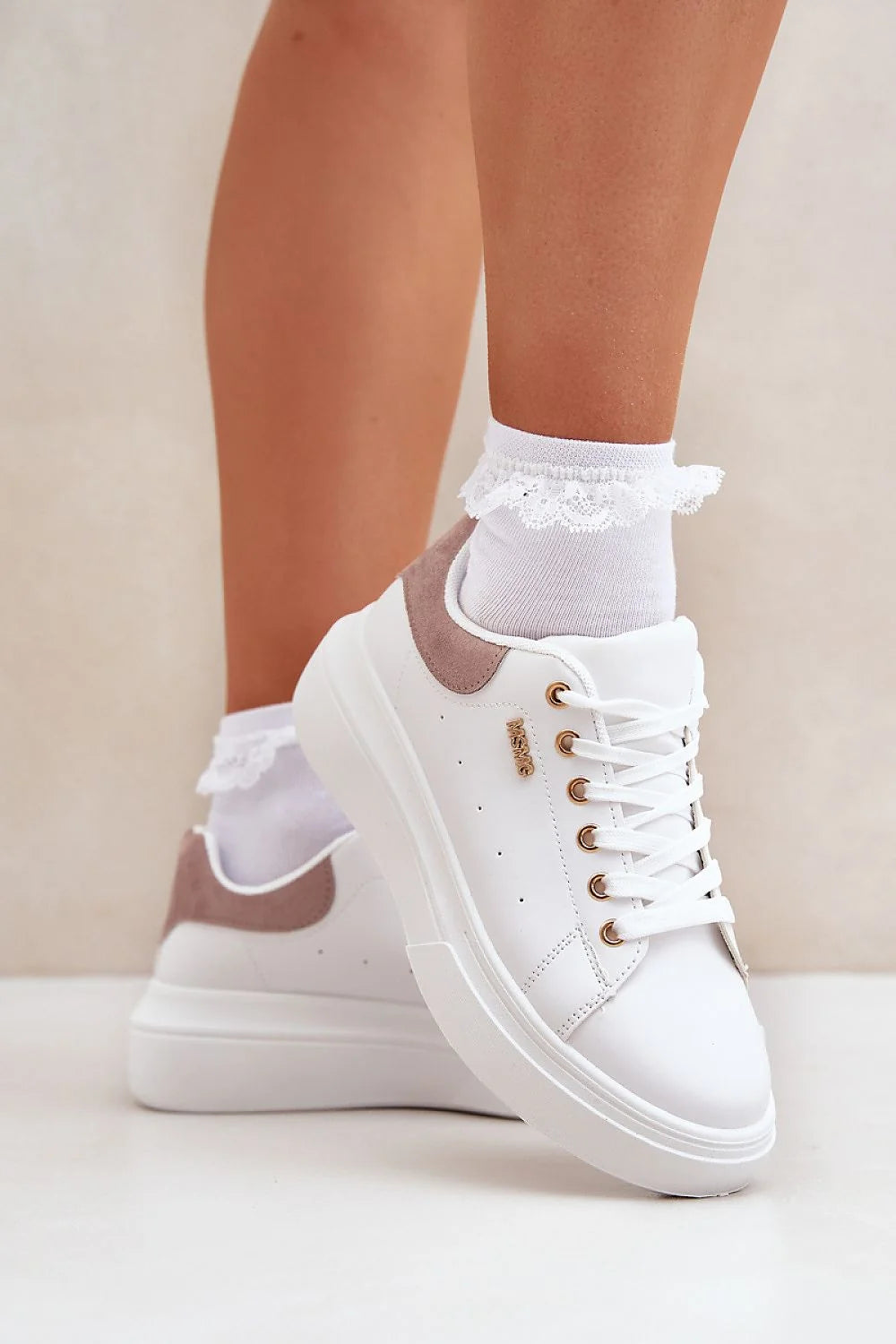 sneakers femme blanc simili cuir lisse talon suède beige œillets dorés plateforme col rembourré semelle antidérapante