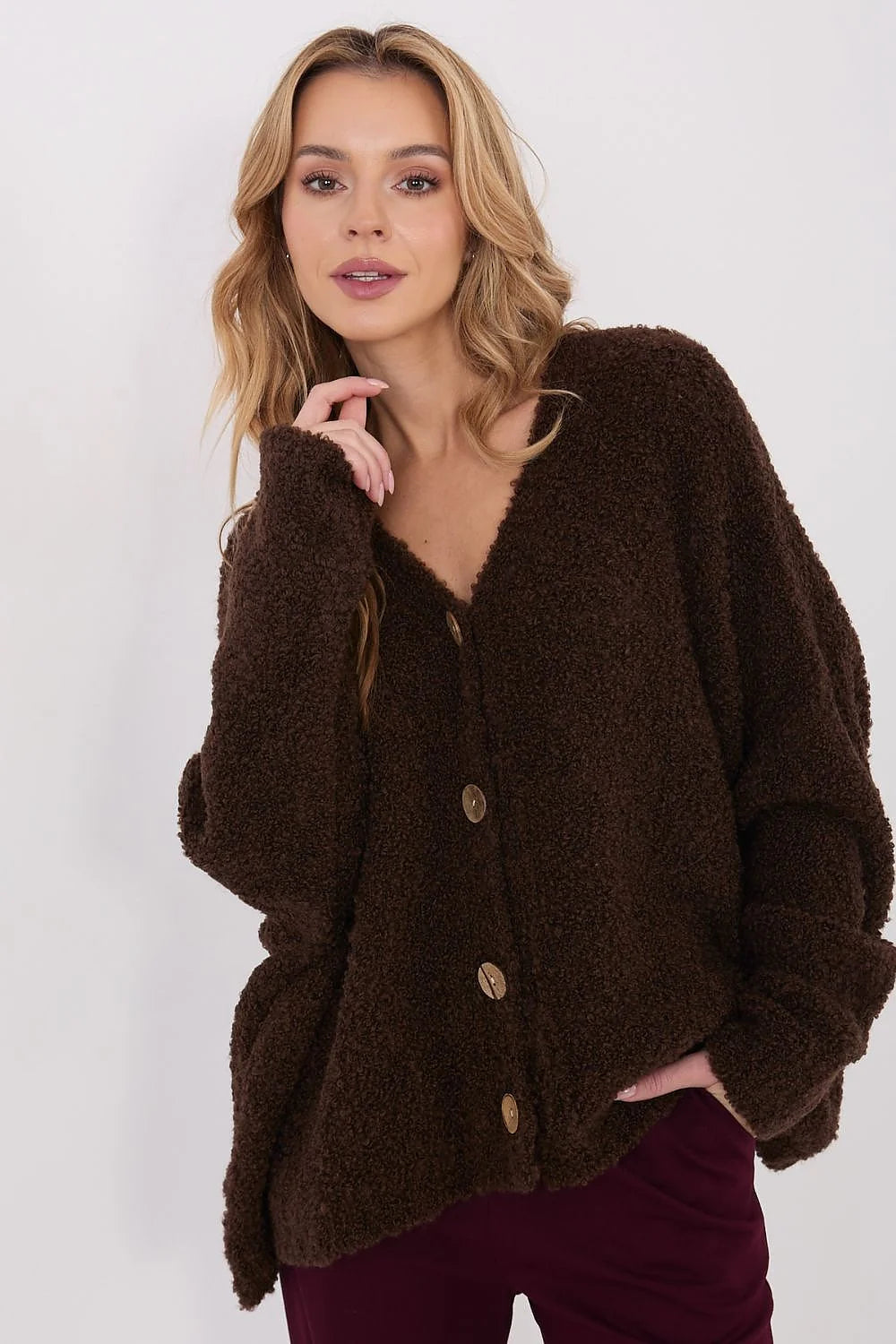 cardigan femme oversize teddy sherpa marron foncé pelucheux dense coupe ample manches longues épaules tombantes encolure ronde poches latérales discrètes
