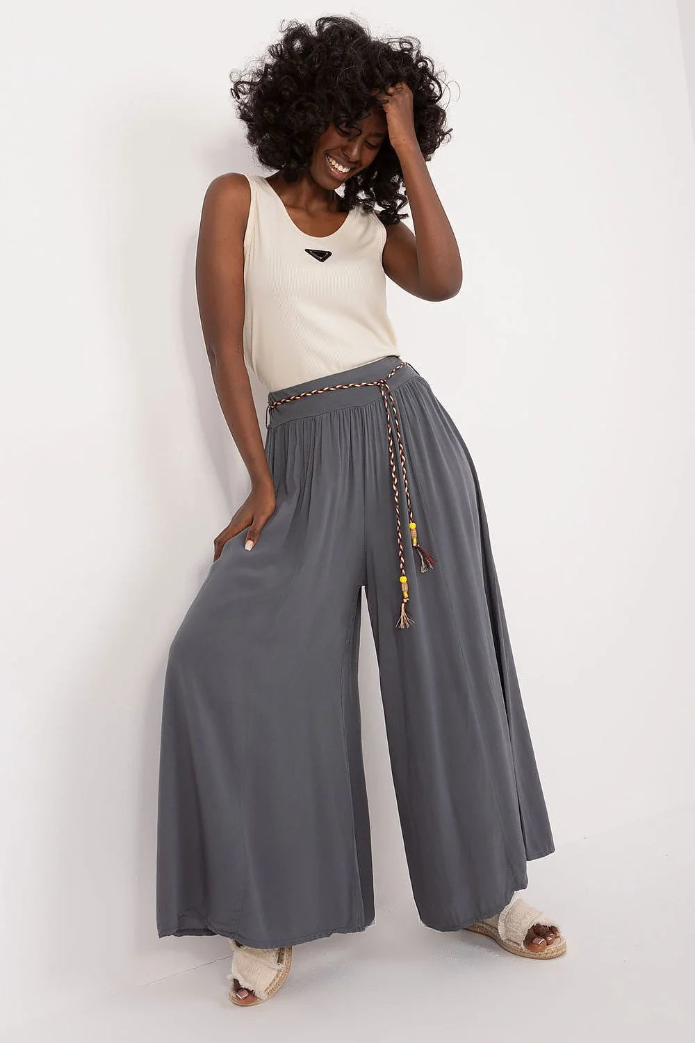 Pantalon femme Och Bella viscose haute taille jambes larges ceinture décorative noeud elastique couleur grise neutre bohème