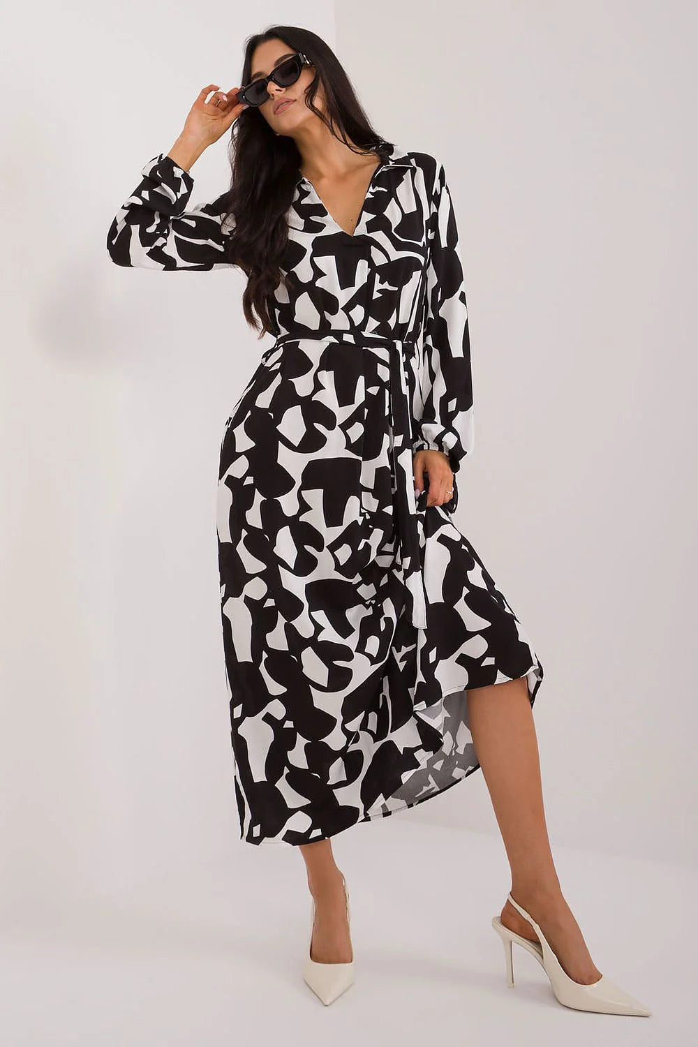 Robe de jour Sublevel imprimée abstraite noir et blanc manches longues décolleté en V ceinture ajustable silhouette fluide éco-friendly femme