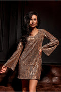 Robe élégante pour soirée en tissu sequins or cuivré, manches longues évasées, coupe droite A-line, silhouette ajustée, femme