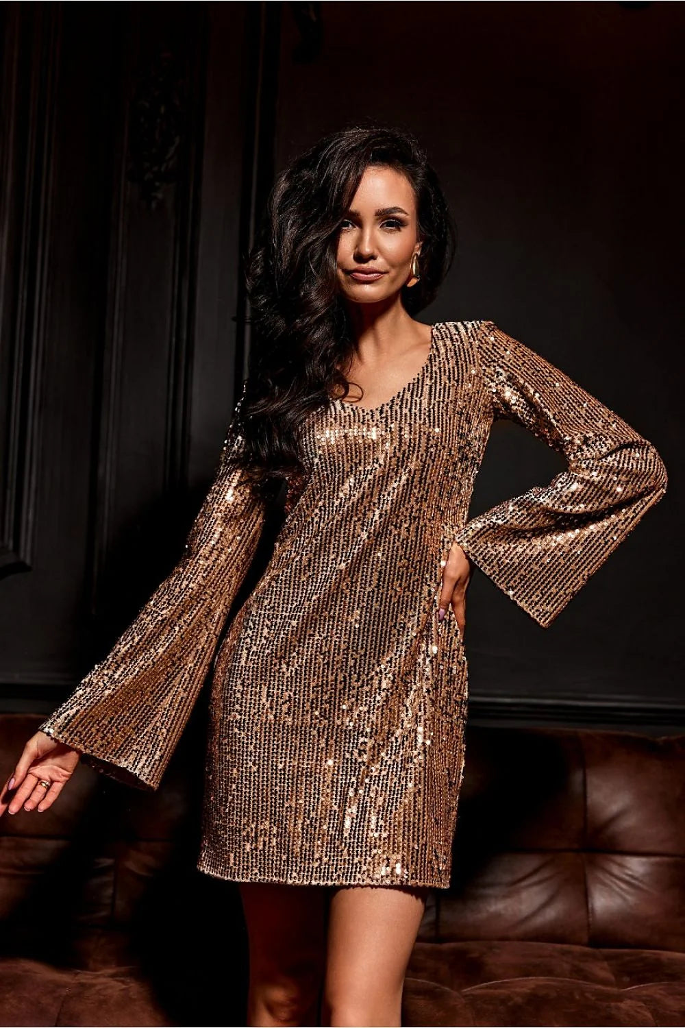 Robe élégante pour soirée en tissu sequins or cuivré, manches longues évasées, coupe droite A-line, silhouette ajustée, femme