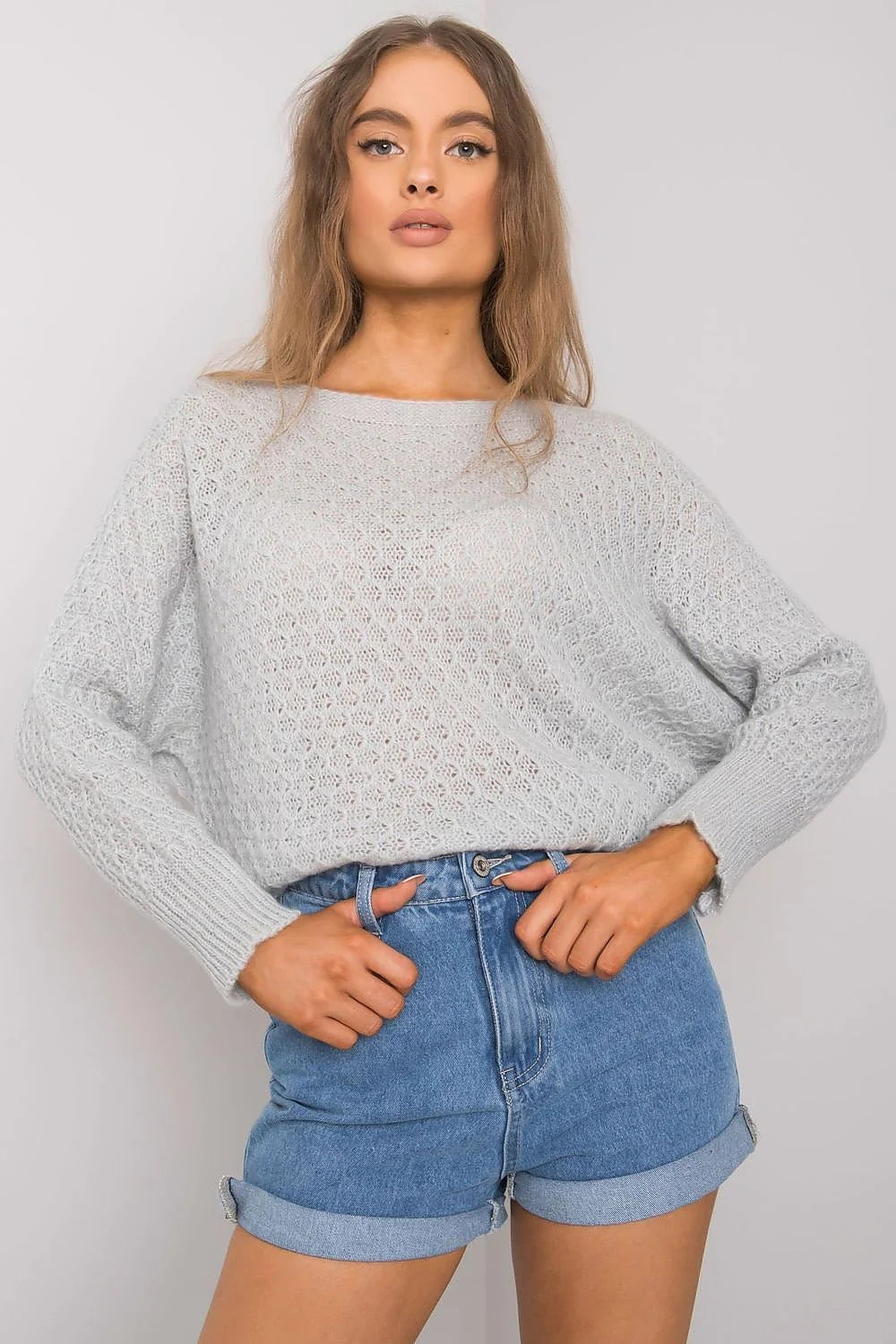 Ensemble sweater maille gris et short denim bleu femme décontracté moderne manches longues taille haute