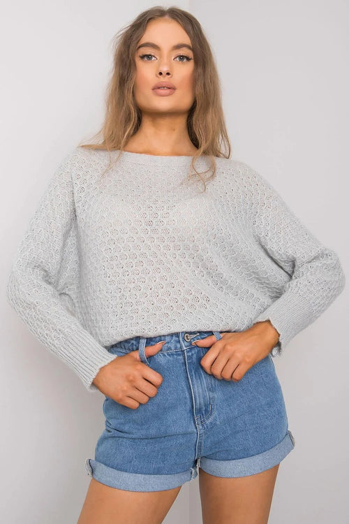 Ensemble sweater maille gris et short denim bleu femme décontracté moderne manches longues taille haute