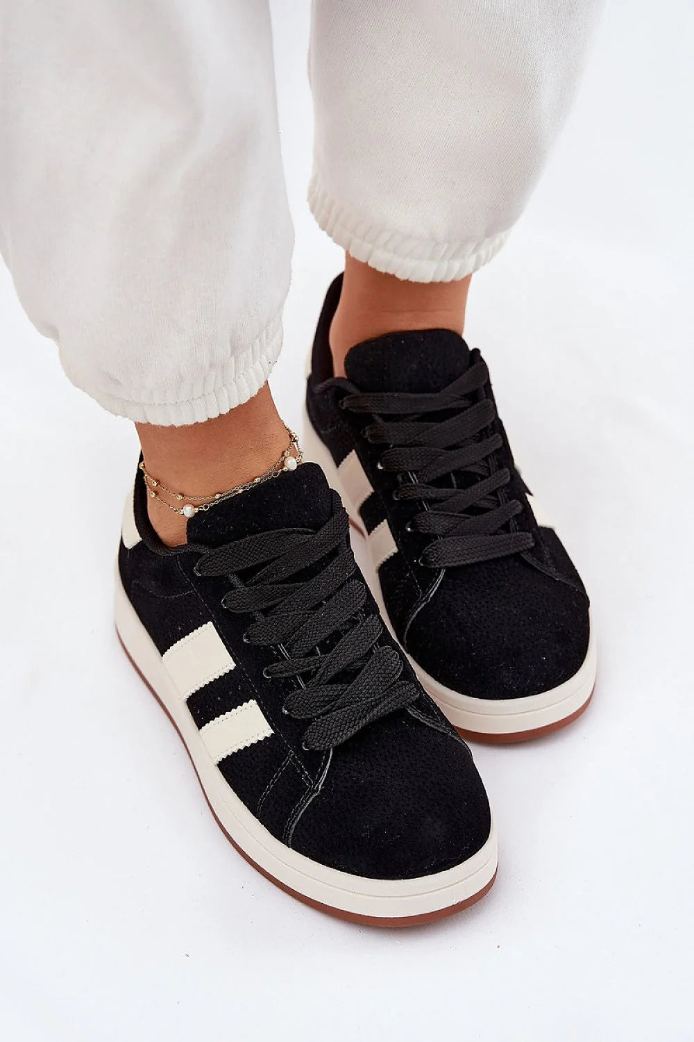 Chaussures de sport modernes pour femmes en daim noir style épuré semelle blanche confort maximal trendy occasion quotidienne taille ajustable design délicat amorti optimal matériau écologique tendance 2023 mode urbaine baskets féminines