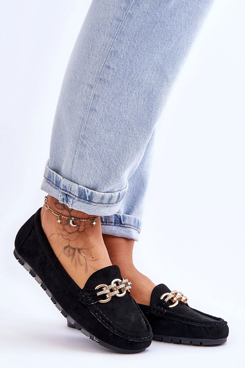 Mocassins pour femmes en daim noir élégants style classique avec détails dorés pour occasion quotidienne et professionnelle