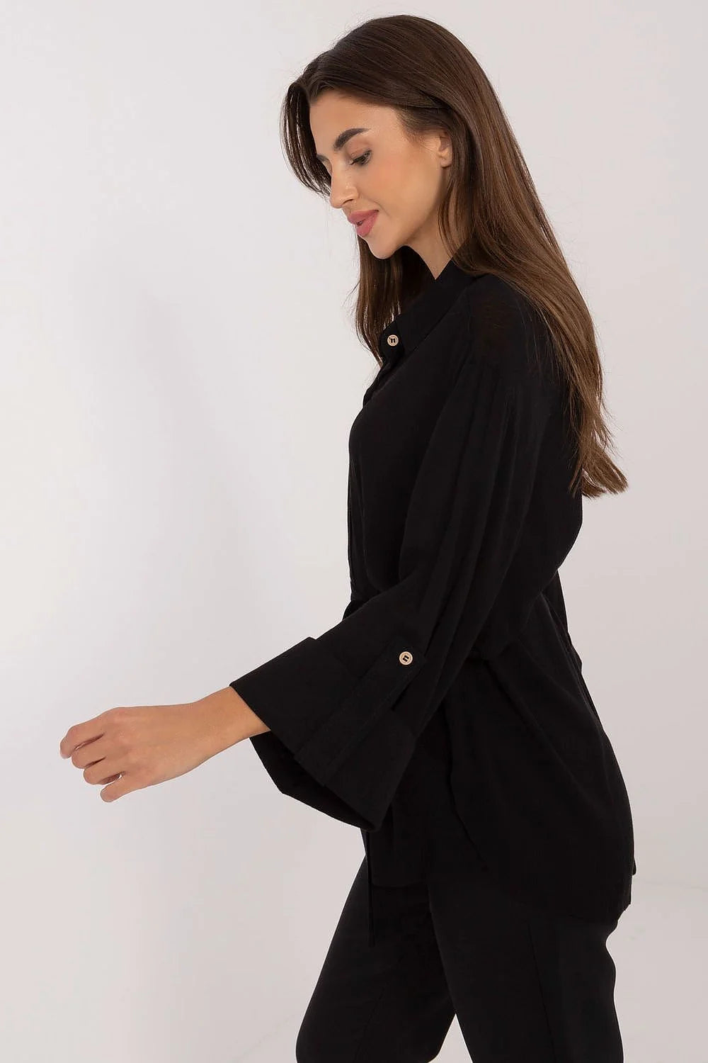 Chemise Lakerta féminine élégante manches longues style classique tissu fluide couleur noire ceinture ajustable femmes mode intemporelle polyvalence confort style professionnel