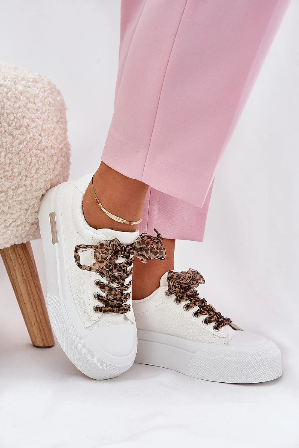 baskets femme blanches cuir similicuir plateforme compensée semelle gomme épaisse bout rond lacets larges organza léopard œillets métalliques bracelet doré