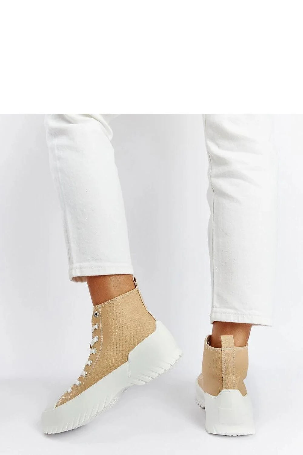 baskets montantes beige textile tige lisse bout renforcé blanc semelle plateforme crantée épaisse lacets blancs silhouette chunky maintien cheville confortable