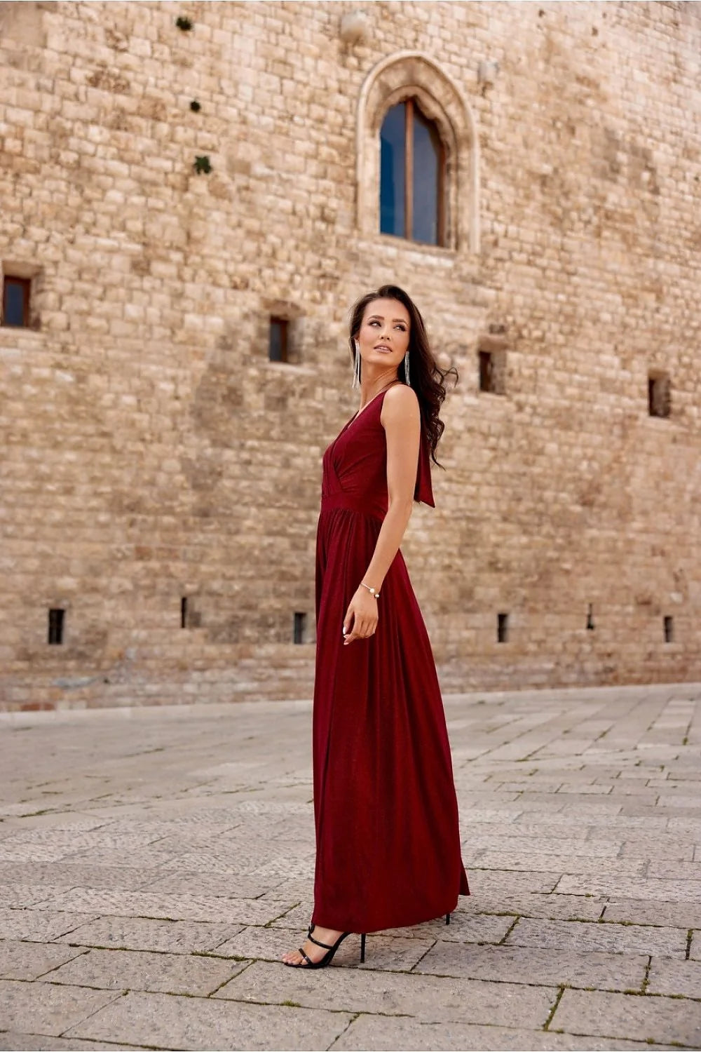 robe longue brocart bordeaux pailletée scintillante dos noué os décoratif décolleté croisé V fente haute fluide cintrée glamour
