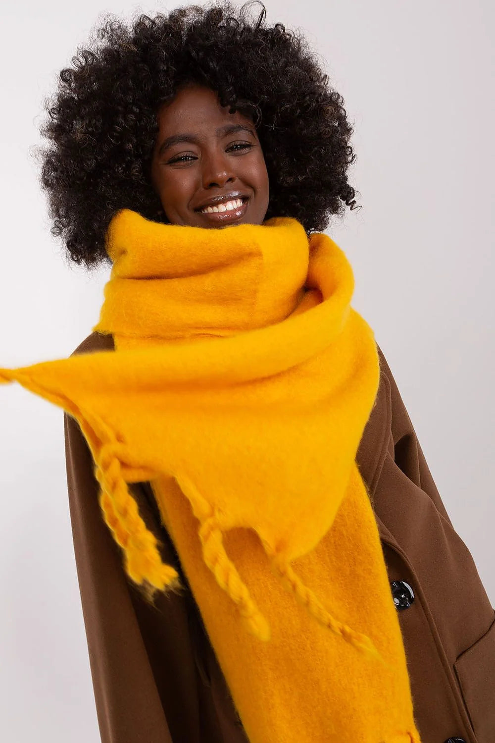 Écharpe pour femme moderne couleur jaune vif texture épaisse franges torsadées matériau doux style oversized automne hiver