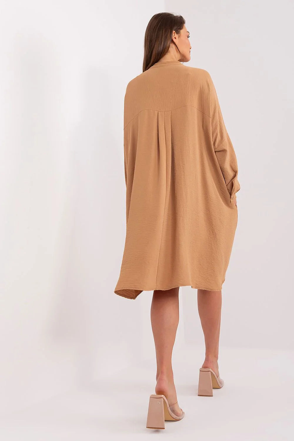 Robe de jour Italy Moda ample à manches longues en camel, coupe généreuse, col rond boutonné, tissu léger et fluide pour femmes, polyvalente pour occasion décontractée