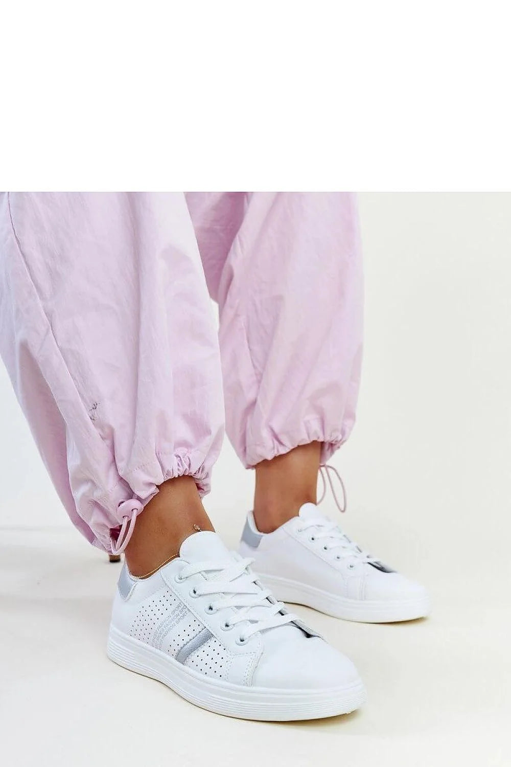 baskets femme blanches argentées modernes cuir synthétique perforées confortables urbaines basses lacets semelle épaisse antidérapante talon renforcé matelassé respirabilité élégantes