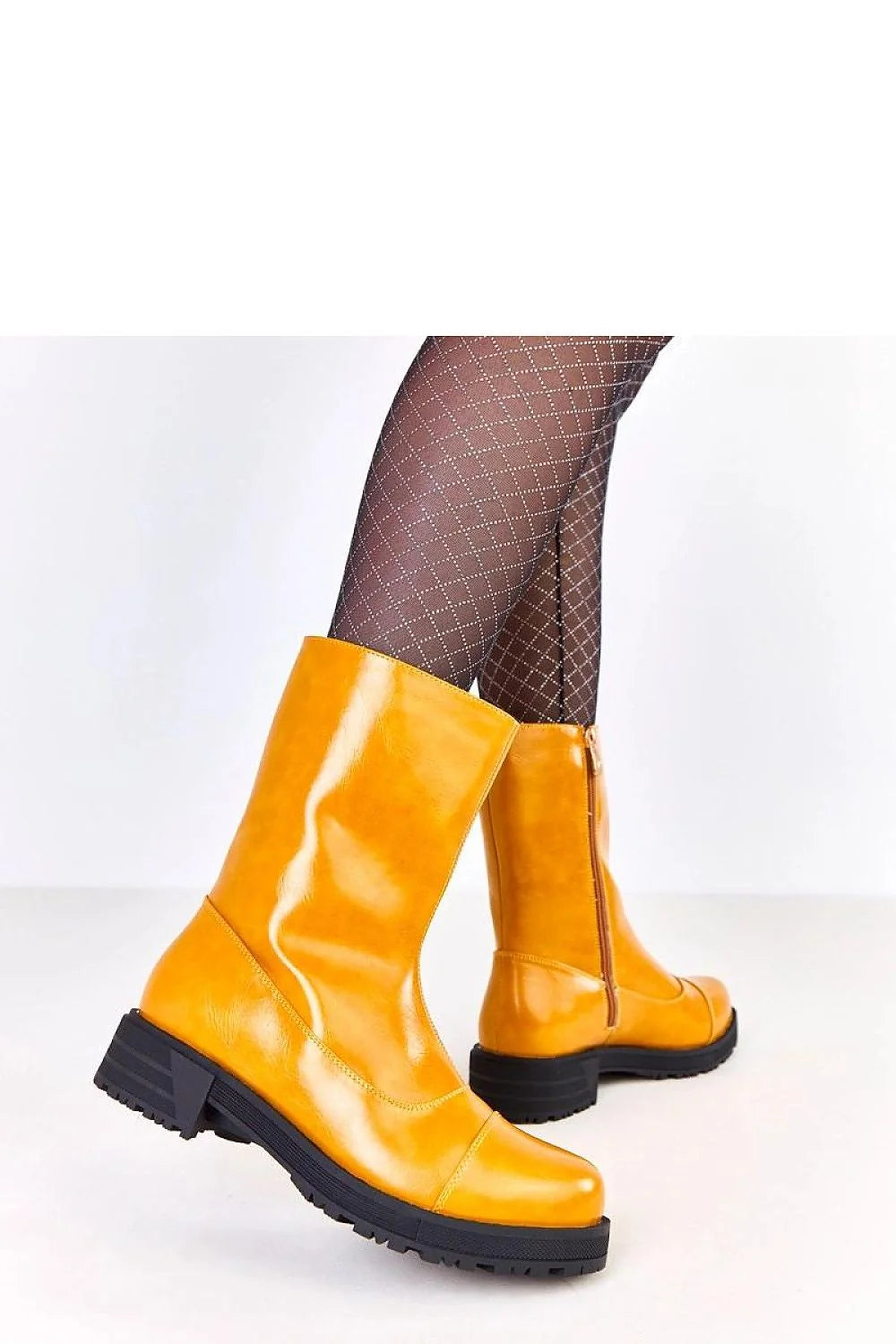 bottines jaune moutarde verni simili cuir bout rond doublure chaude fermeture éclair latérale semelle plateforme crantée talon bloc