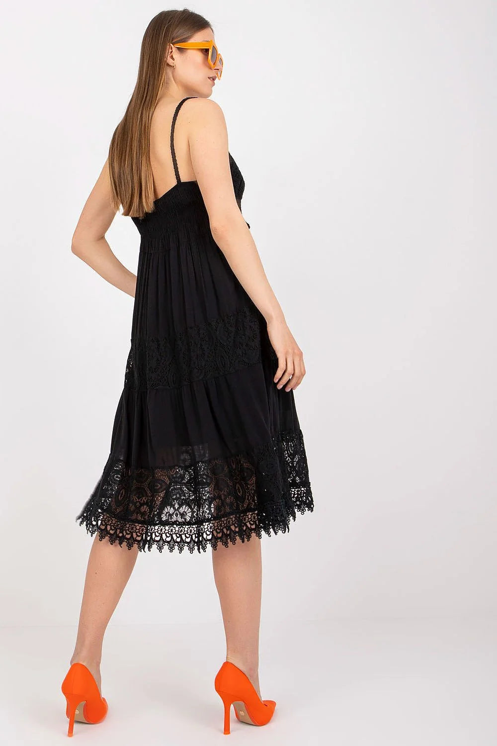 Robe estivale élégante à dentelle blanche coupe évasée bretelles fines sans manches femme viscose 100%