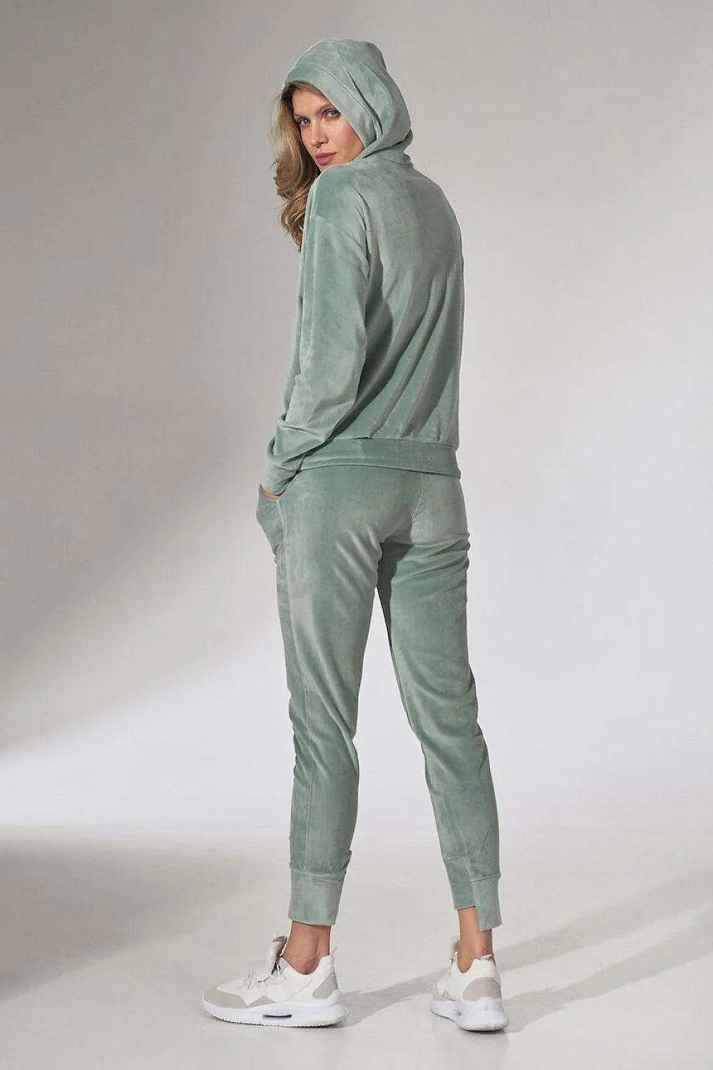 Ensemble détente velours rose moderne et élégant pour un style cocooning confortable et féminin