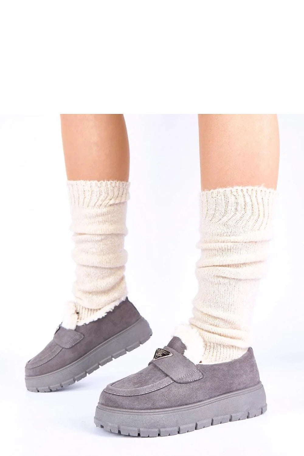 mocassins femme gris suédé plateforme compensée 4cm semelle crantée antidérapante doublure fourrure synthétique slipon bout arrondi plaque triangulaire