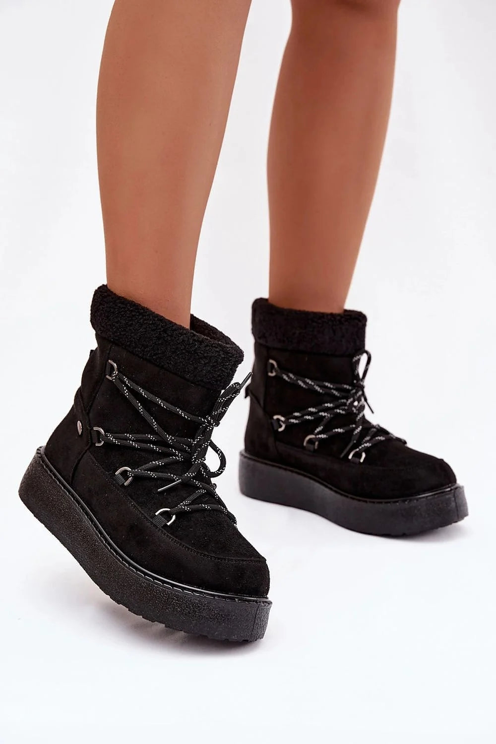 bottines hiver femme suédine écologique noir sherpa apparent doublure chaude plateforme caoutchouc crantée antidérapante lacets réglables maintien isolante randonnée urbaine