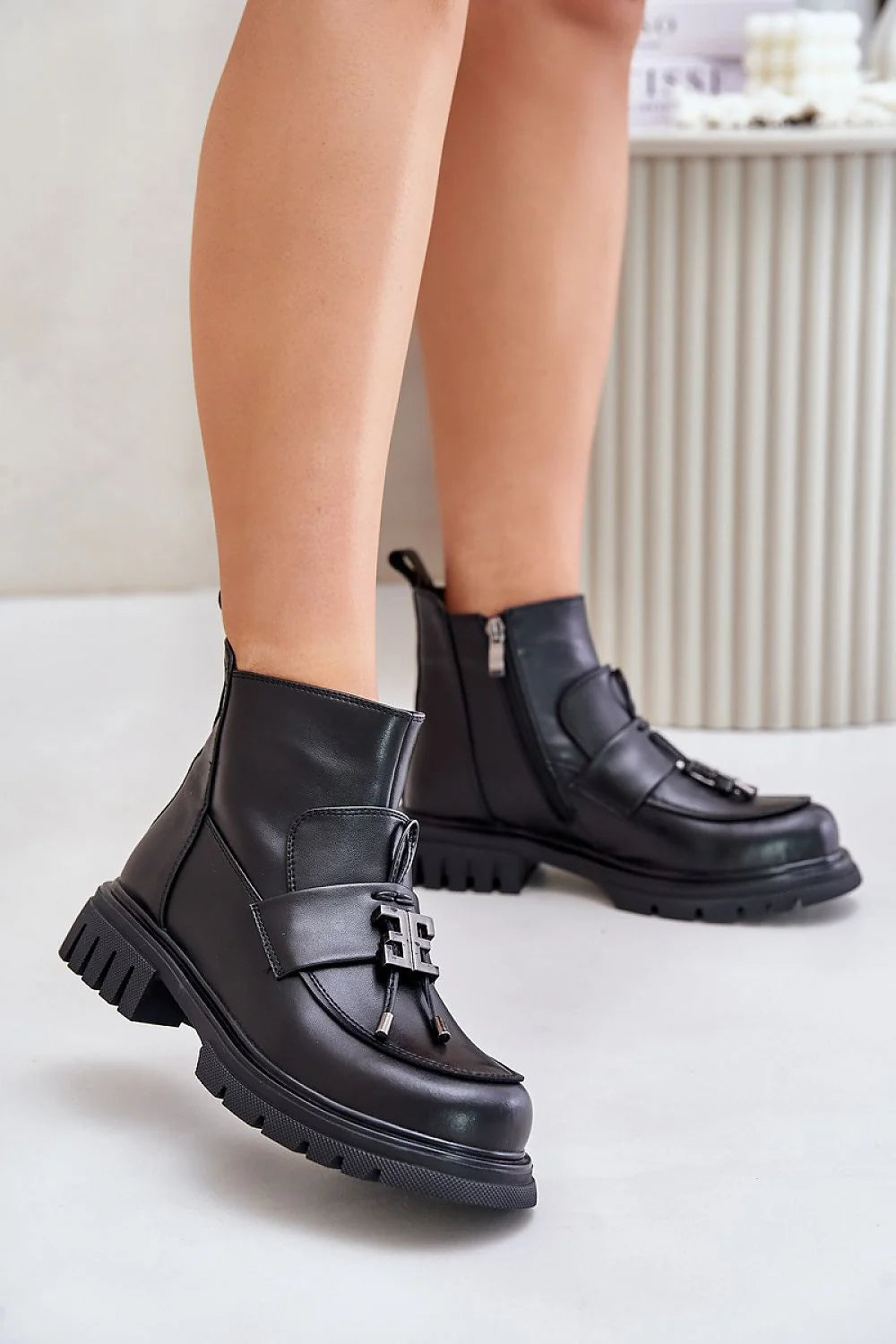 Bottines femmes modernes robustes cuir noir haute qualité fermeture éclair sangle métallique semelle épaisse occasion quotidienne ou spéciale