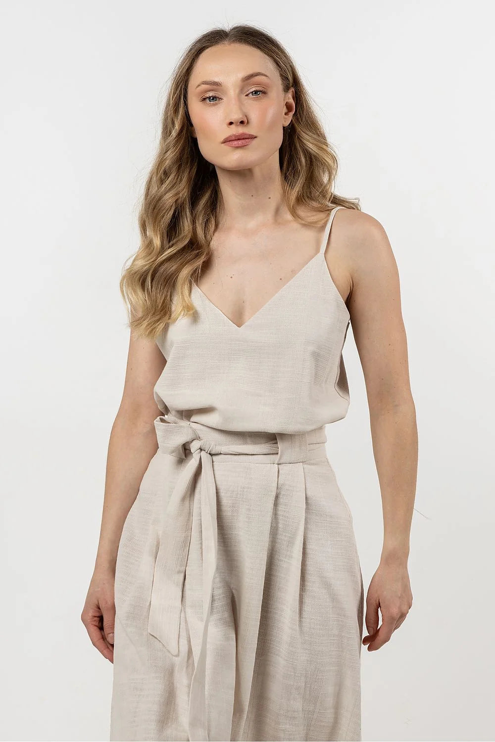 Ensemble débardeur et pantalon assortis en coton 100% beige clair style minimaliste col V bretelles fines ceinture à nouer coupe évasée femme été
