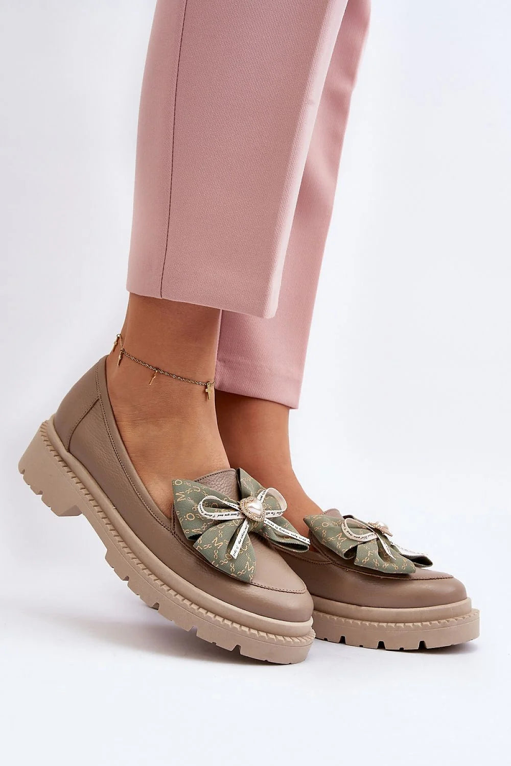 Mocassins pour femme en cuir naturel avec nœud décoratif, talon plat, bout arrondi, semelle intérieure en cuir souple, hauteur de tige 6 cm, talon 3.5 cm, plateforme 2.5 cm