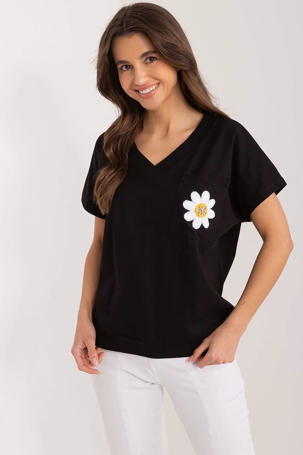 chemisier femme coton noir manches courtes encolure V poche brodée marguerite daisy poitrine coupe relâchée boxy léger respirant casual chic
