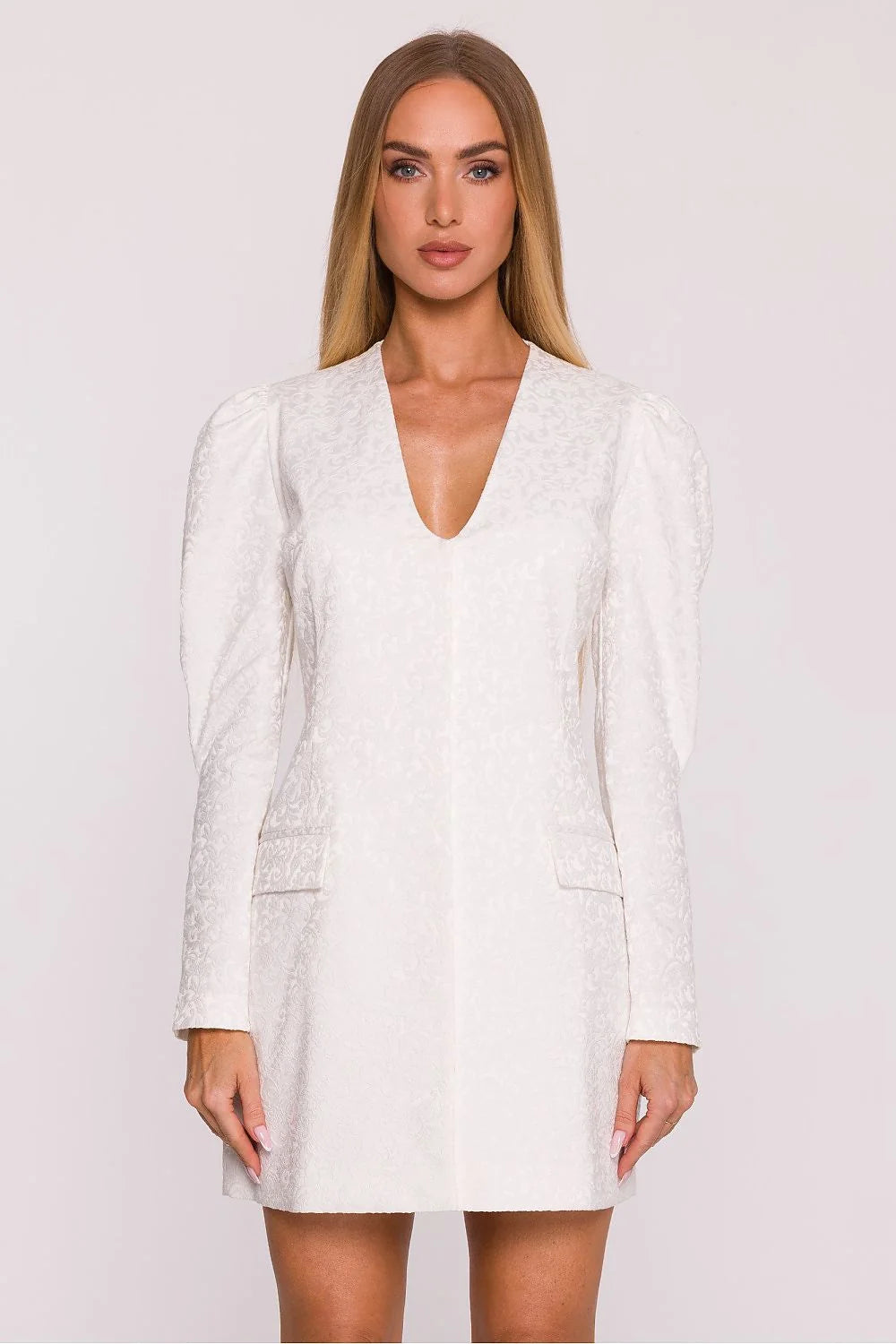 robe blazer courte blanche jacquard damassé floral motif végétal satinée ajustée encolure V profonde manches bouffantes poches rabat