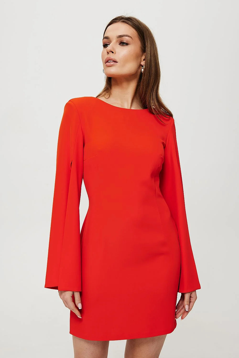 robe cocktail Makover courte rouge vibrant ajustée silhouette manches longues évasées cloche crêpe structuré encolure bateau coutures discrètes