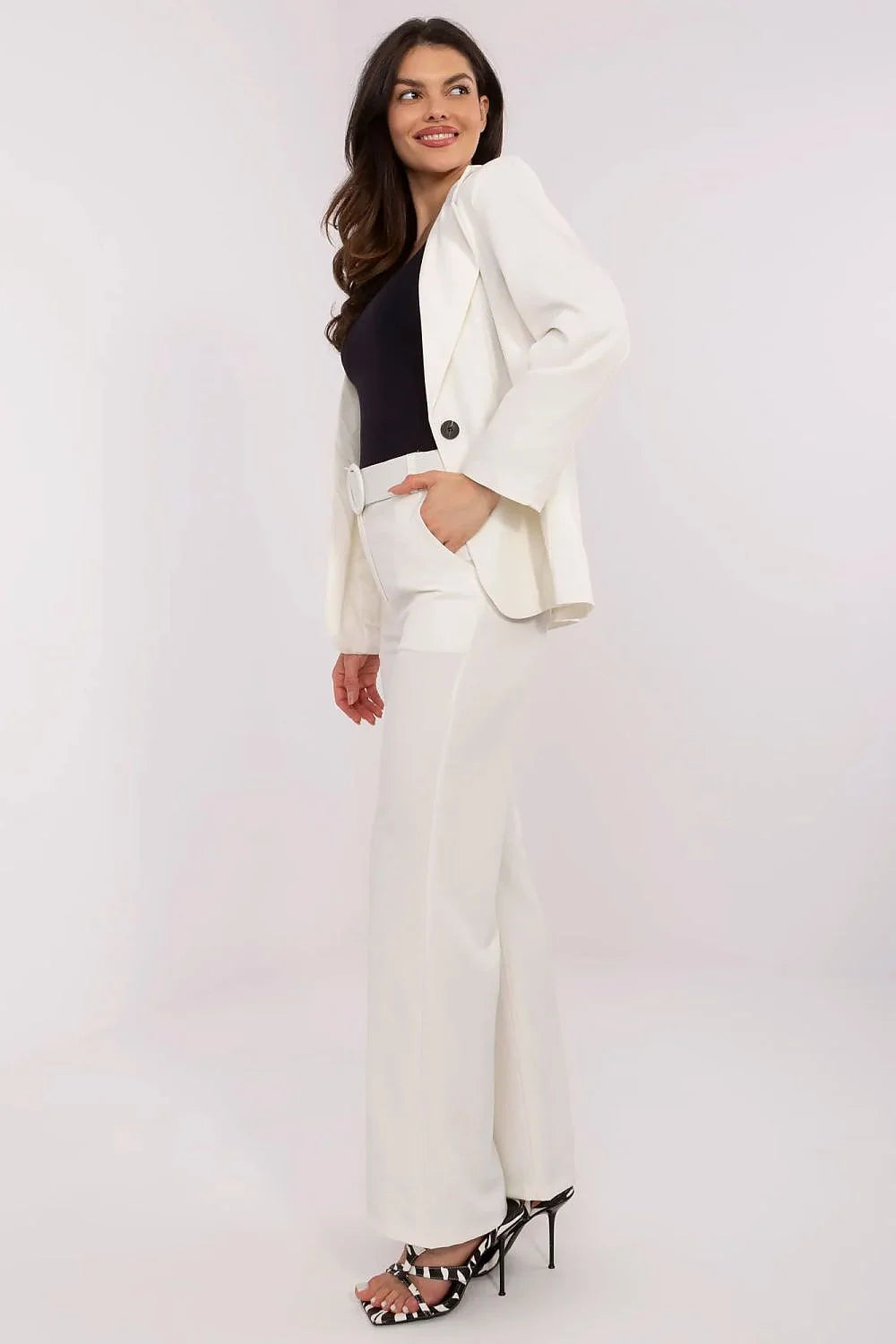 ensemble femme blazer blanc cassé droite structuré manches longues pantalon taille haute jambes larges ceinture boucle assortie haut ajusté noir
