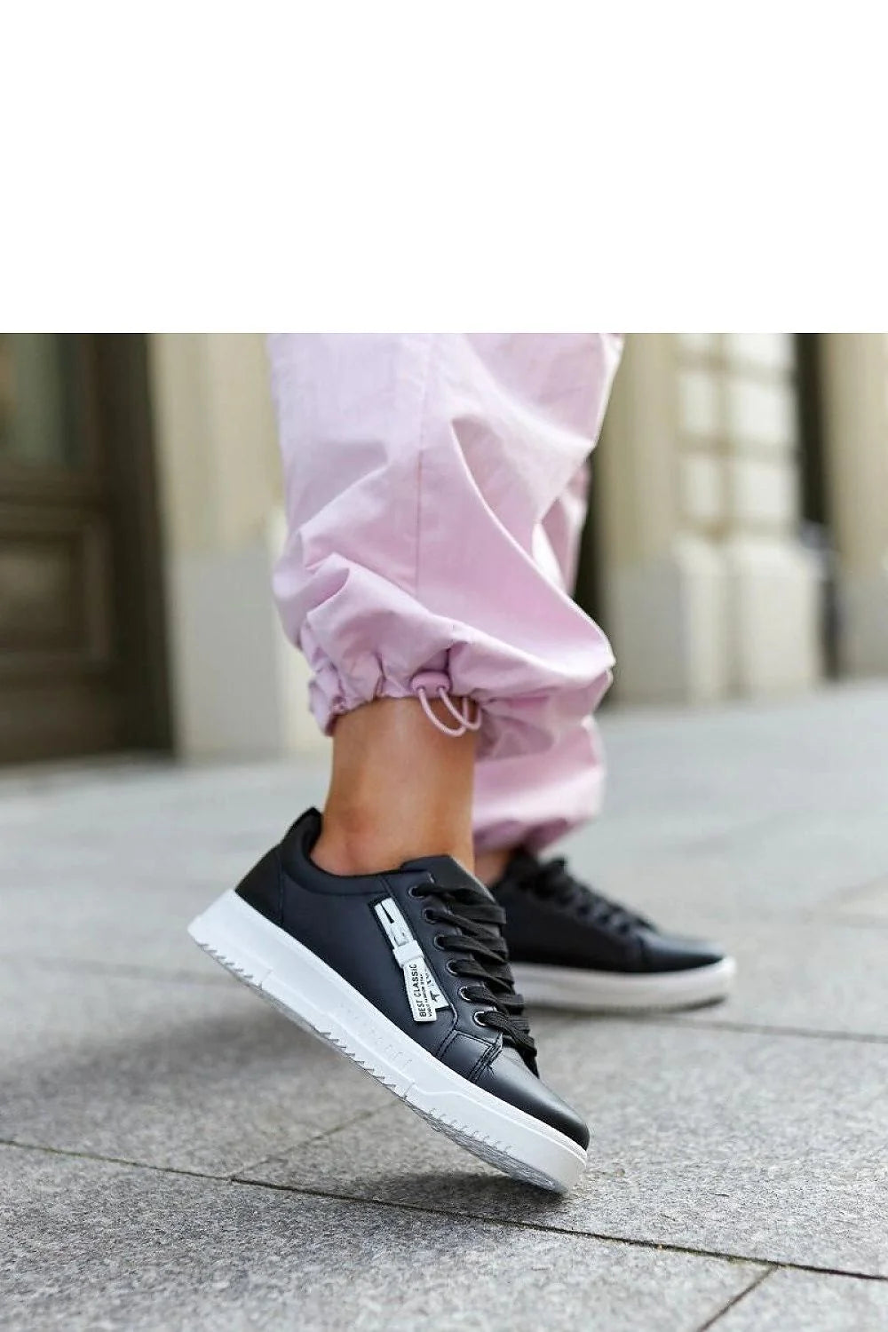 Baskets modernes pour femmes en cuir écologique noir style urbain élégance sobriété coupe basse confort maximal sneakers mode