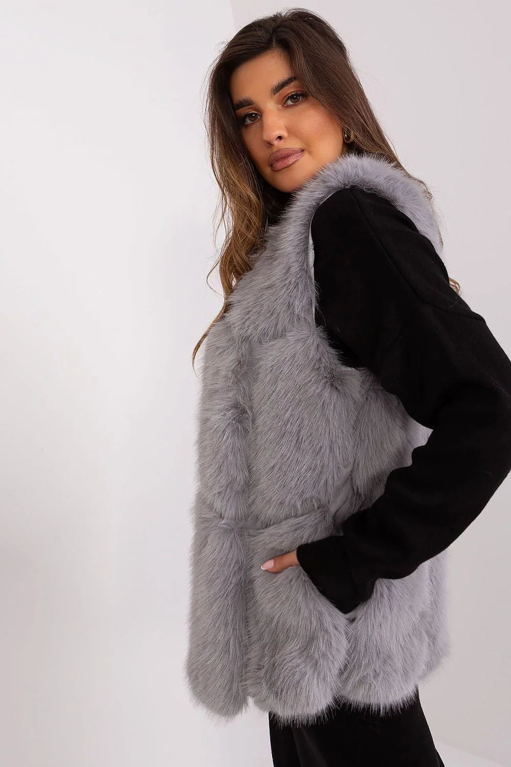 Gilet sans manches en fausse fourrure grise élégant moderne coupe droite ample confort liberté mouvement mode féminine