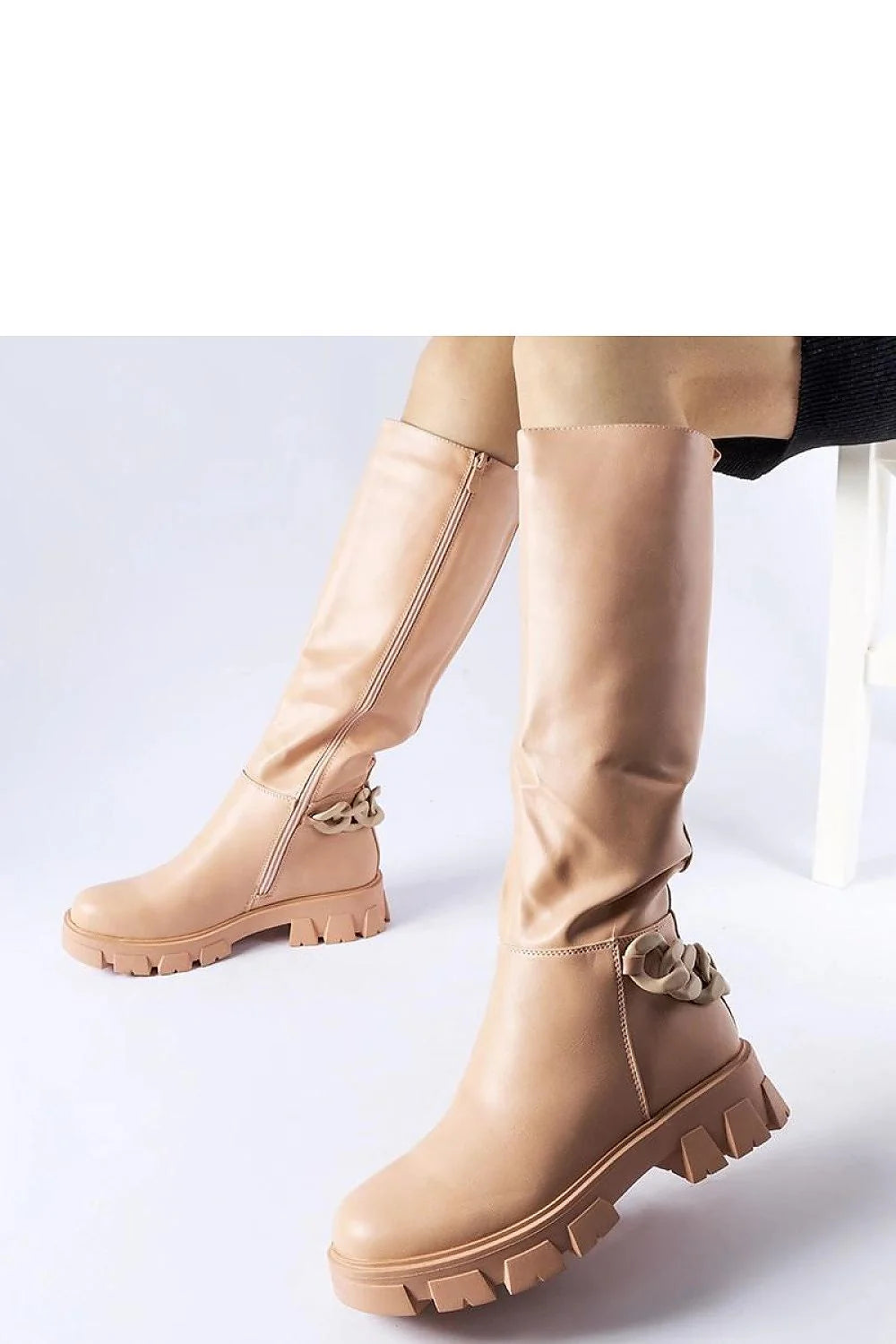 Bottes hautes cuir synthétique modernes élégantes beige avec fermeture éclair chaîne et semelle épaisse