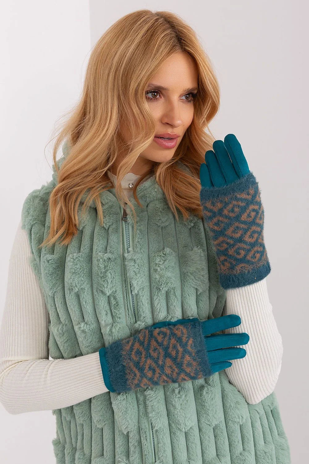 Gilet et gants femme en faux fourrure et laine, style matelassé et jacquard, doux et chaud, hiver 2023