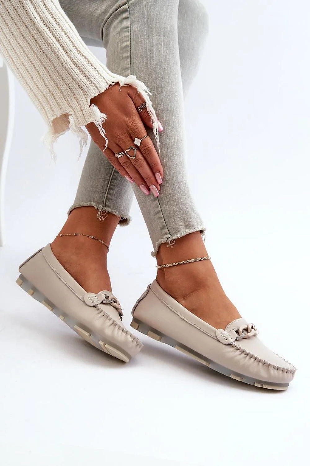 Mocassins femmes design intemporel cuir naturel beige clair chaîne décorative semelle antidérapante style décontracté élégant