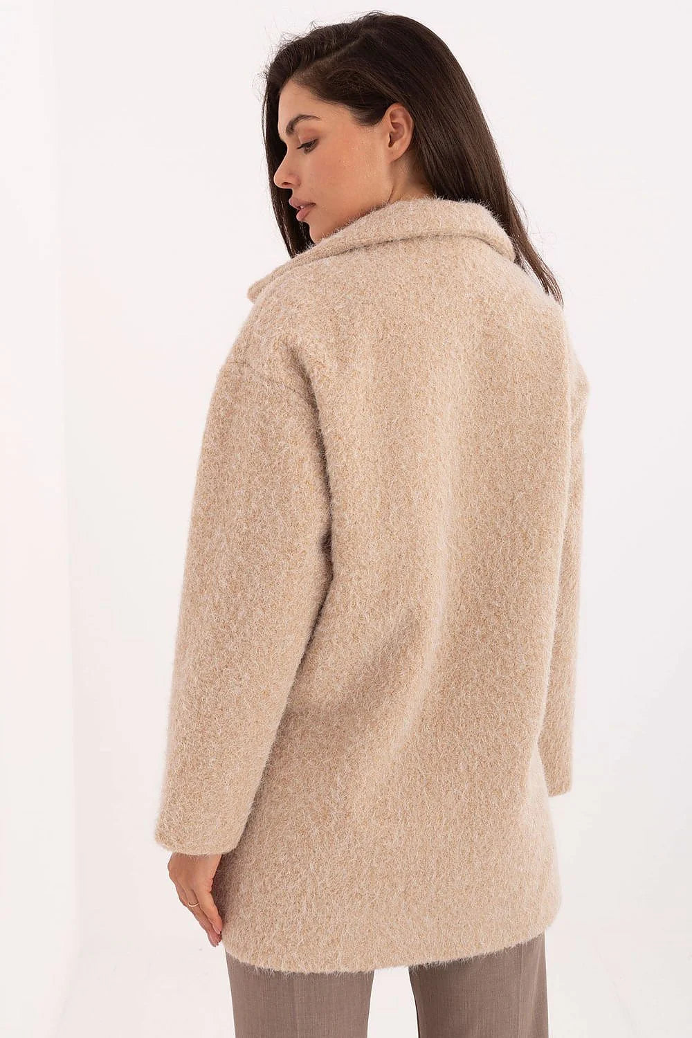 manteau femme mi cuisse laine bouclee beige coupe droite cintrée col cranté boutons dorés pelucheuse manches longues poches latérales chic