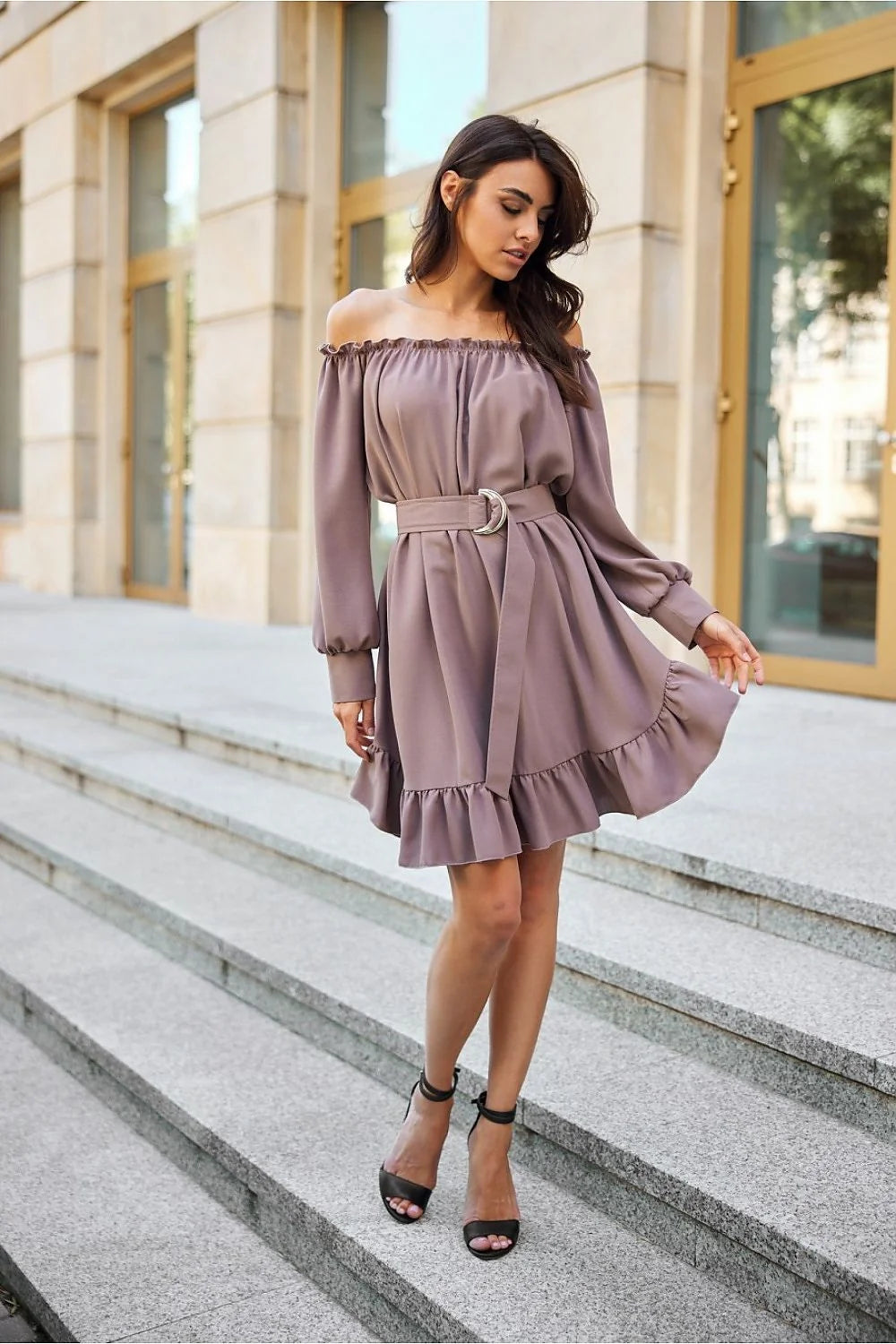 robe bardot taupe manches longues bouffantes épaules élastiquées ceinture large boucle demi lune métallique coupe évasée ourlet ruché