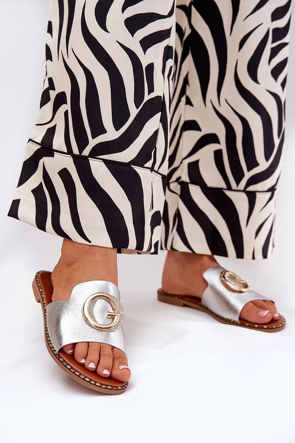pantalon femme imprimé zébré tissu fluide coupe large ample sophistiqué estival élégant sandales mules métalliques argentées bijou doré strass