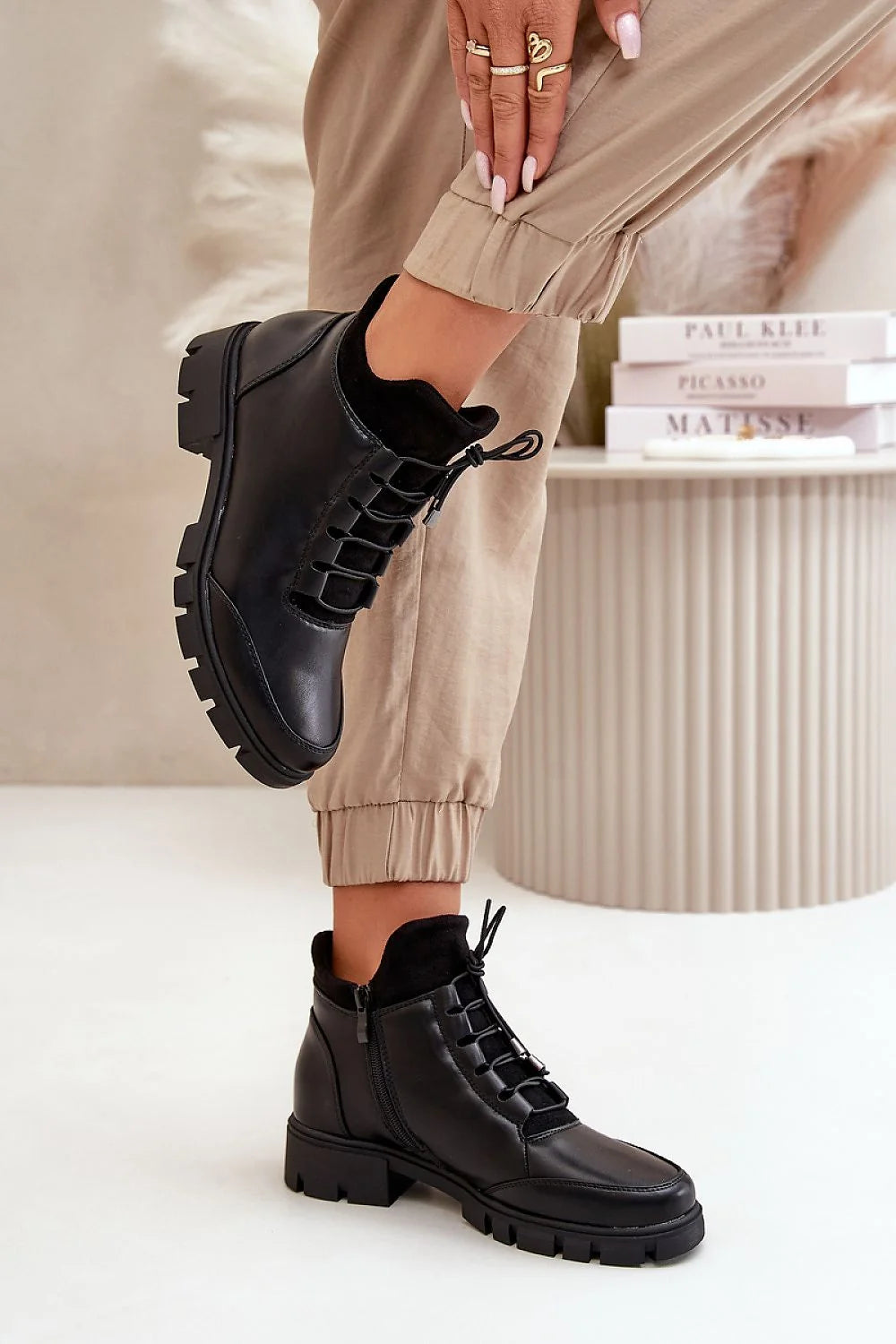 bottines femme cuir artificiel noir chic montante cheville semelle crantée épaisse antidérapante doublure chaude col rembourré lacets épais