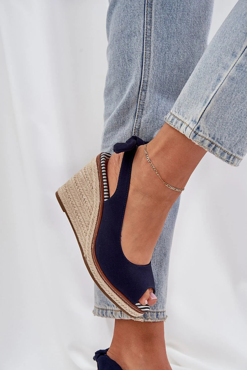 Sandales compensées style estival pour femme en toile bleu marine, design ouvert, confort maximal, look élégant et décontracté
