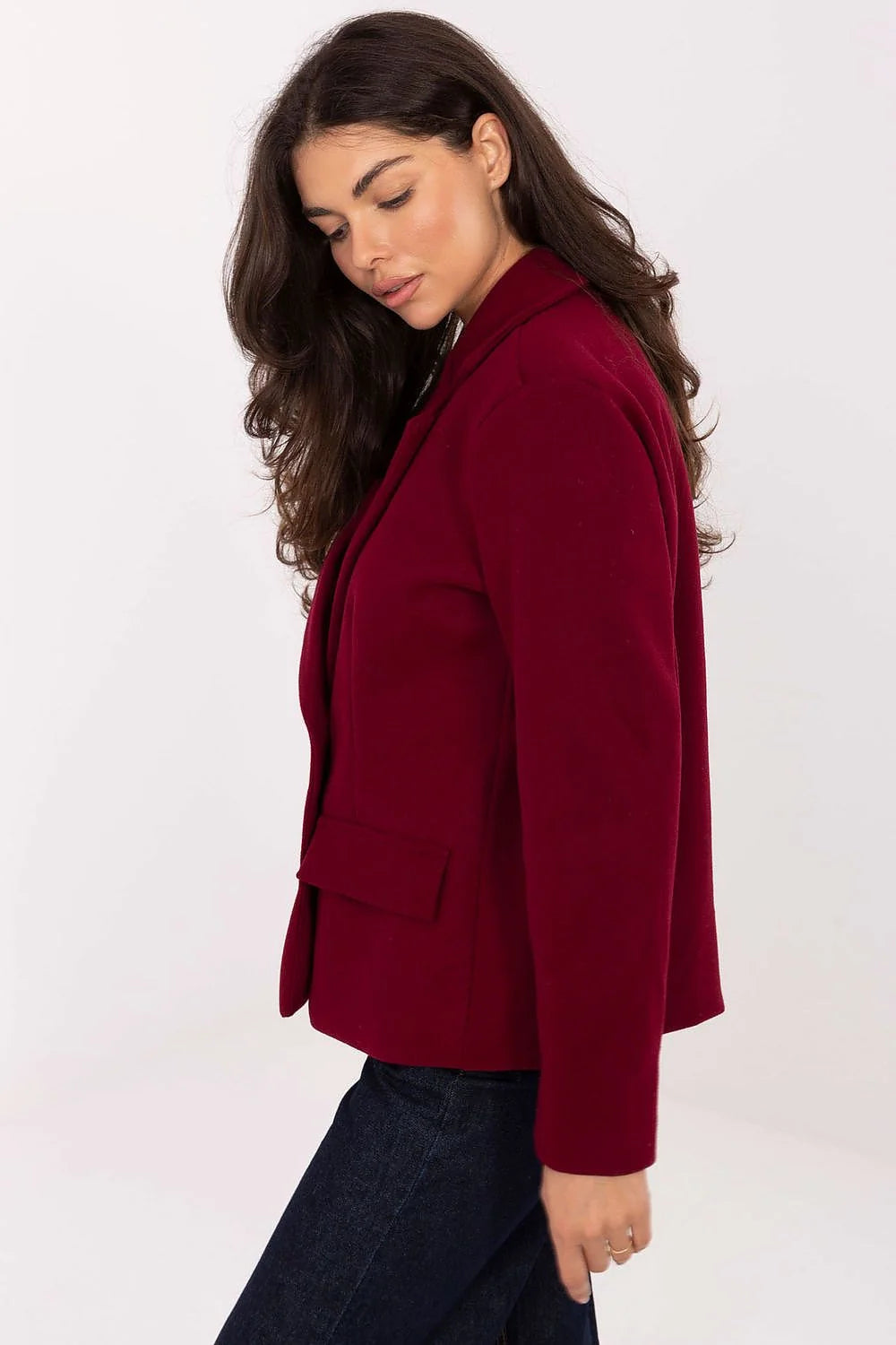 manteau blazer court femme bordeaux double col tailleur poches coupe droite hanches tissu structuré lainé manches longues boutons assortis élégant