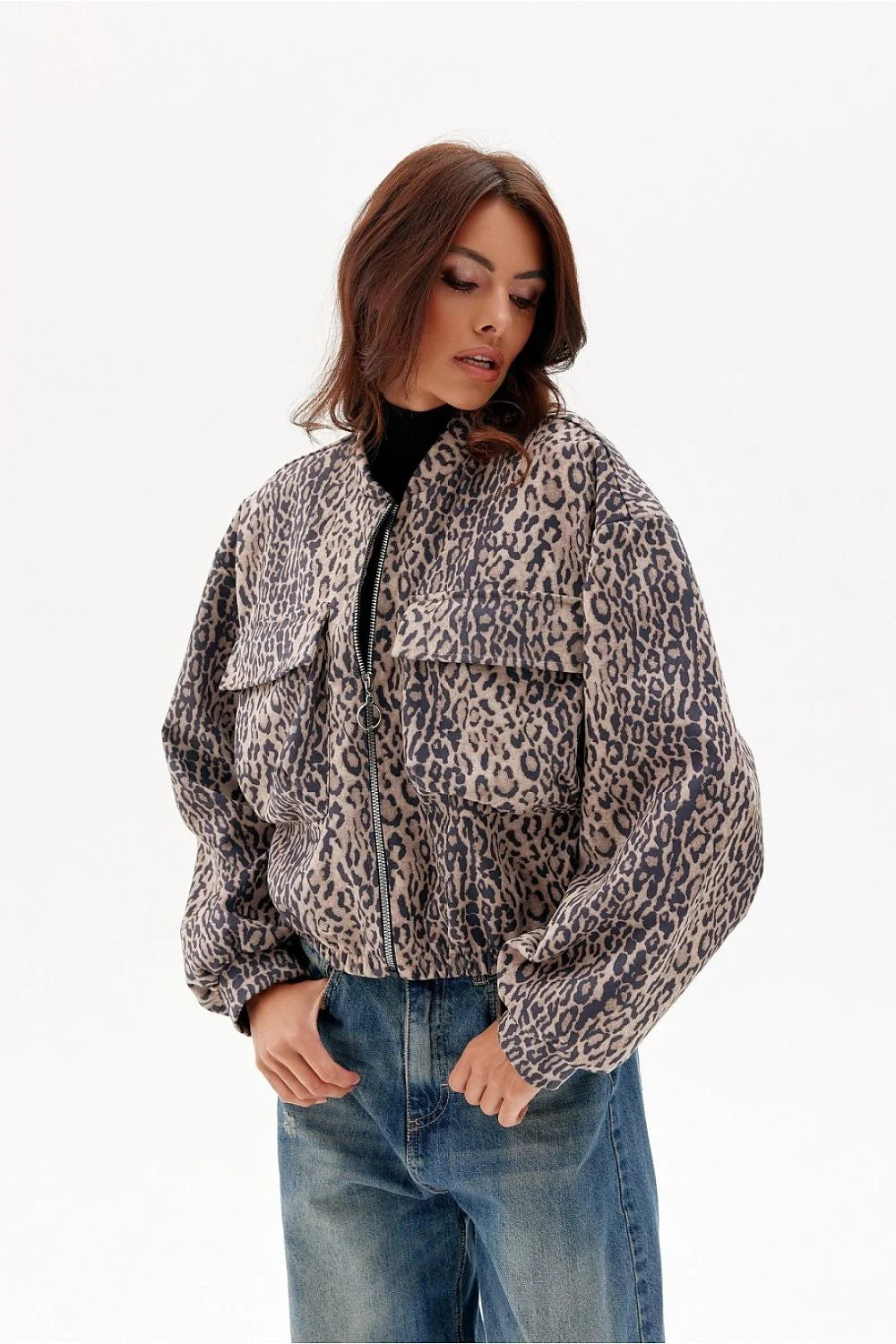 Veste mode femme imprimé animal daim léopard coupe ample col montant manches volumineuses confort élégance style urbain