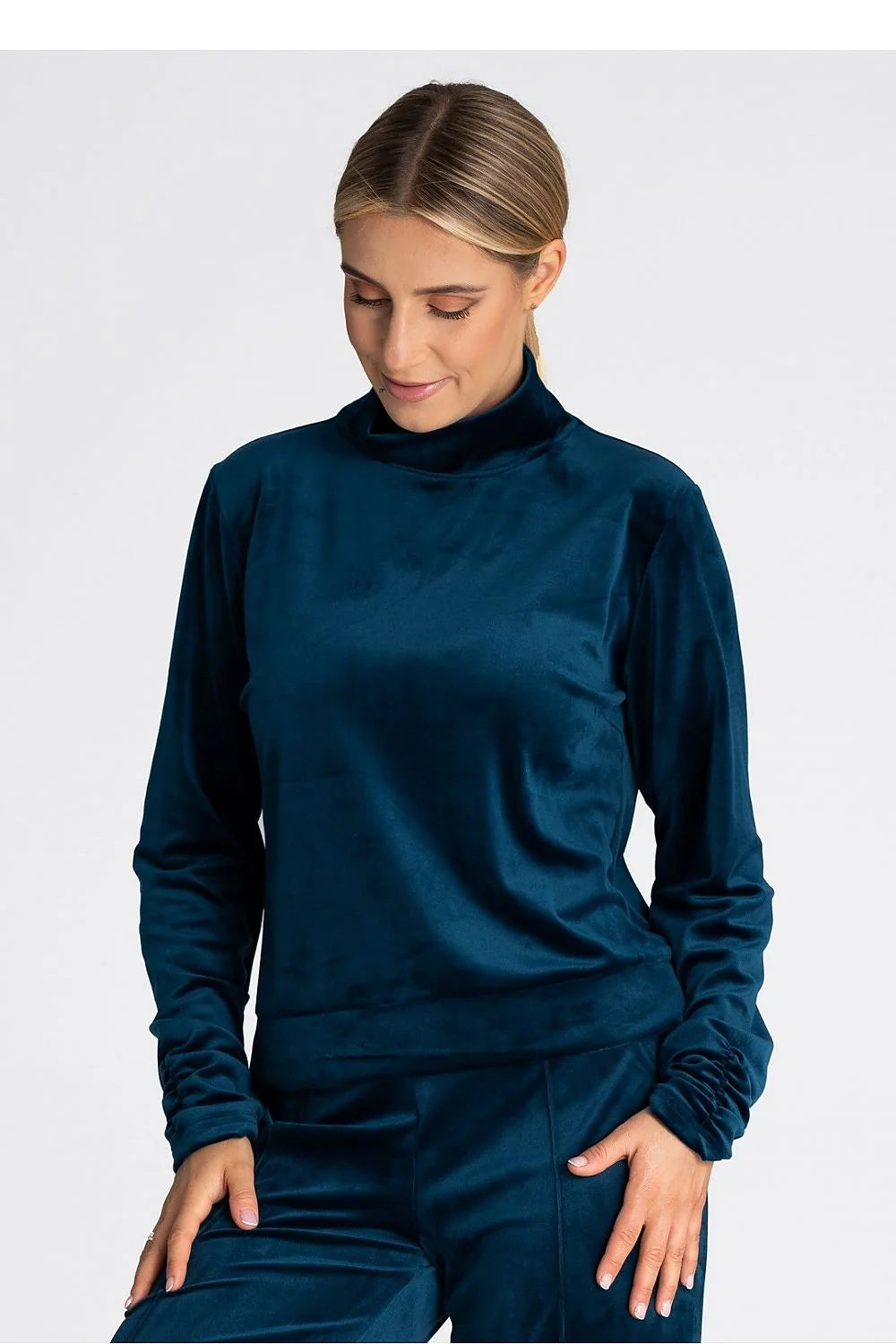ensemble féminin velours bleu profond col montant manches longues coupe droite pantalon taille ajustée confortable doux satiné élégant