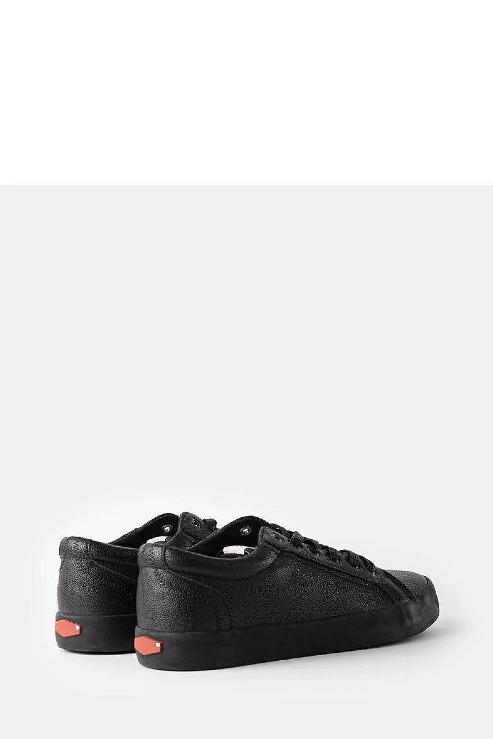 Baskets femmes modernes élégantes noires cuir texturé semelle caoutchouc confort amorti style décontracté coupe ajustée lacets noirs finitions métalliques occasion quotidienne