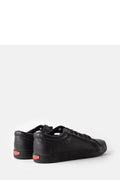 Baskets femmes modernes élégantes noires cuir texturé semelle caoutchouc confort amorti style décontracté coupe ajustée lacets noirs finitions métalliques occasion quotidienne
