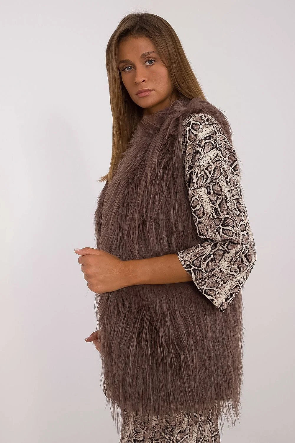 Gilet en fausse fourrure taupe avec ensemble à imprimé python, style élégant et casual, vêtements féminins confortables et sophistiqués